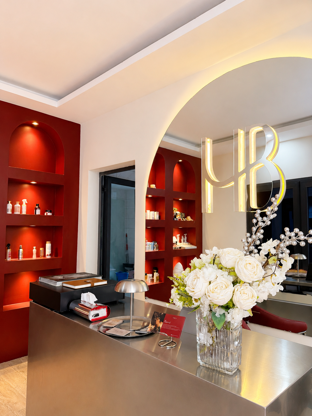 Comptoir d'accueil et enseigne HB du salon Hairly Beauty